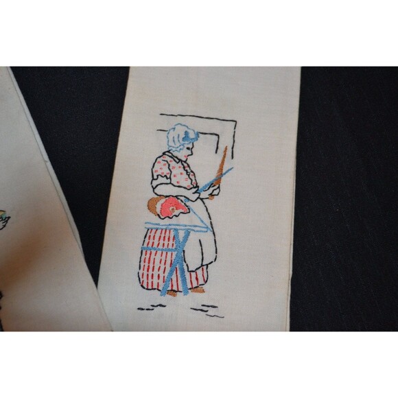 Vintage Kitschy His & Her Linen Towels - Picture 3 of 4